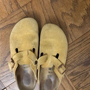 Birkenstock Suede Buckle Shoes - Tan